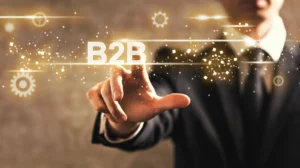 Executivo em terno apontando para o termo B2B em ambiente digital corporativo